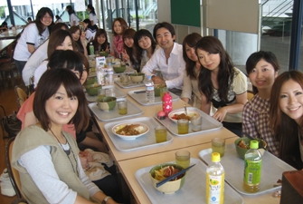 大妻女子大学での講演後、学生の皆さんとランチ