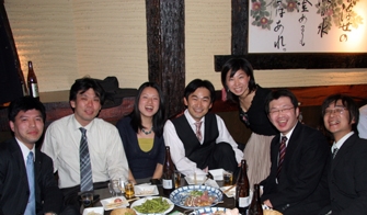 大阪産業創造館での講演会後の懇親会参加者との集合写真。